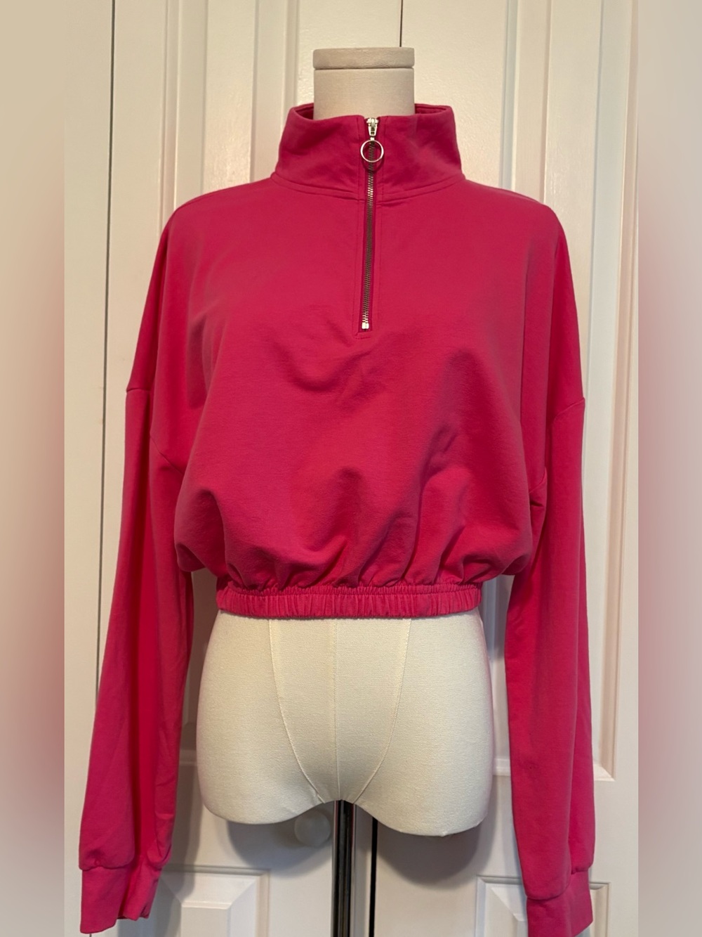 ROSIO, Cropped Half-Zip Pullover Sweatshirt - Hot Pink